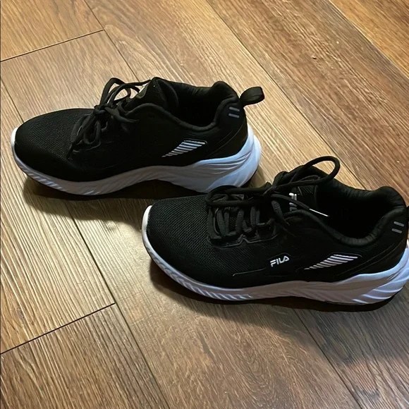 Fila Energized Women’s Black Sneakers - Picture 2 of 8